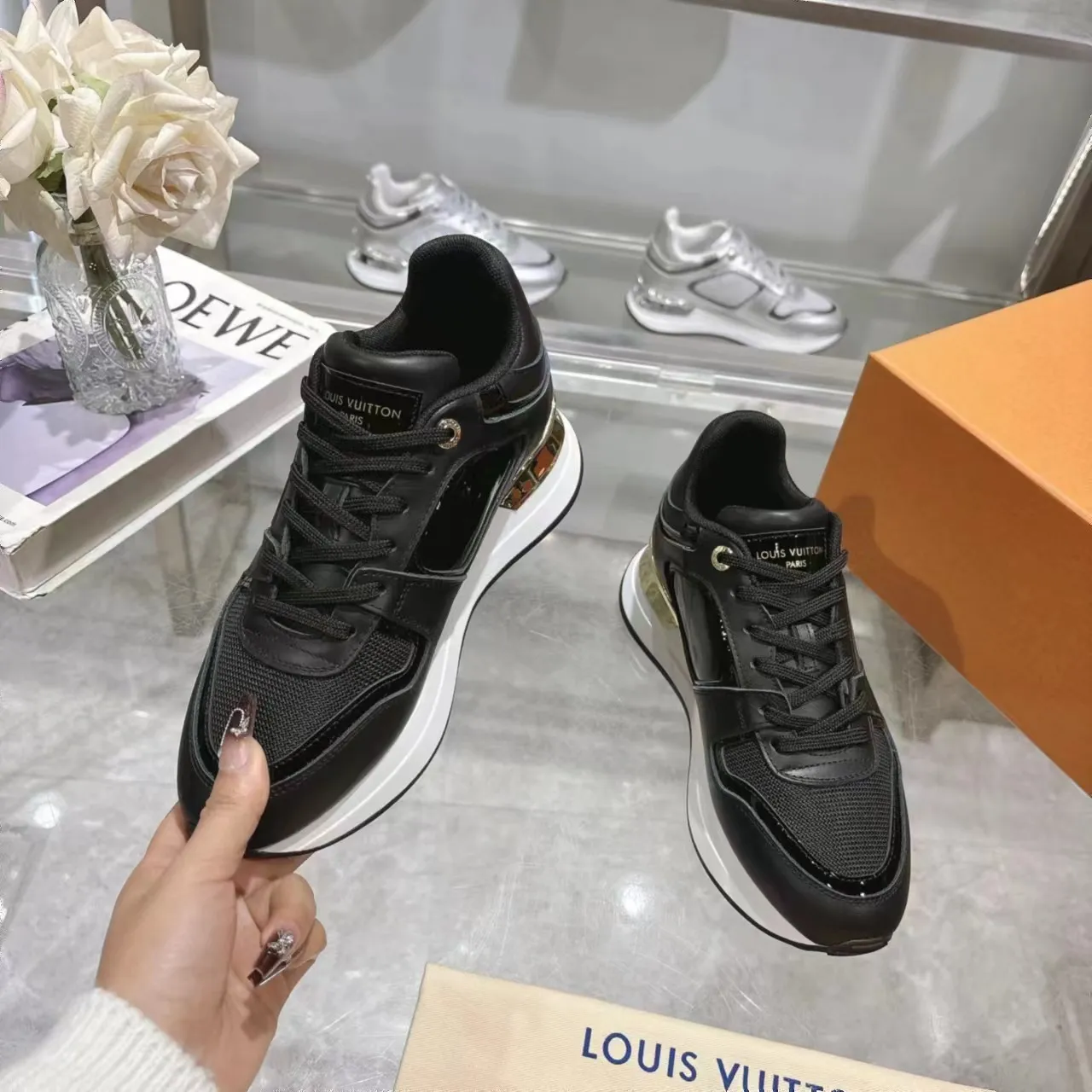 [L Family] P: 760💰Size 35-42 for women, 39-46 for men, (41.42 for women, 45.46 for men, customized) .LV Donkey Brand 🔥🔥LOUIS VUITTON Louis Vuitton's official website synchronizes the 2025 autumn and winter couple's models, which are now on the market, this Neo Run Away sneakers are inspired by running shoes, integrating LV's iconic must-have shoes into the trend. This version is a 1:1 replica of the original version. It is made of two-tone calfskin to highlight its simple lines and unique wedge outsole. Key details include the LV initials on the side and an engraved gold heel stabilizer on the back plus a 2cm hidden insole.